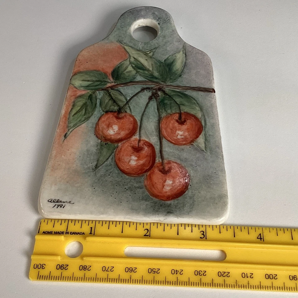Cerezas pintadas a mano sobre rallador/rallador de cerámica Foto 3 de 4