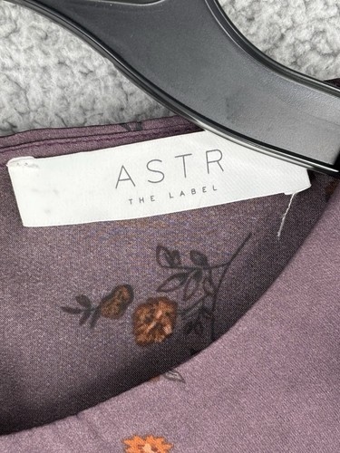 ASTR The Label Bluse Damen M Pflaume Blumen Bindeband Frontärmel Seitenreißverschluss - Bild 7 von 9