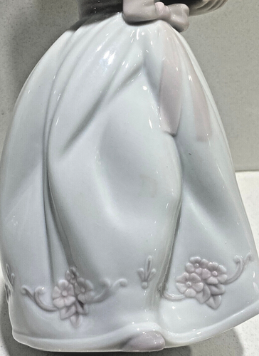 LLADRÓ for A Special Someone Girl Figurine. Porcelain Girl with Flowers Figure. - Picture 5 of 13