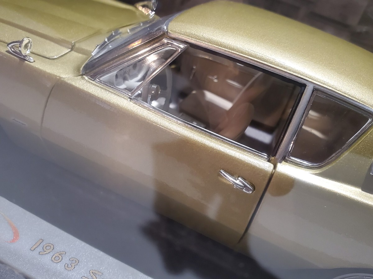 Signature Models 1963 Studebaker Avanti 1:18 Scale Diecast