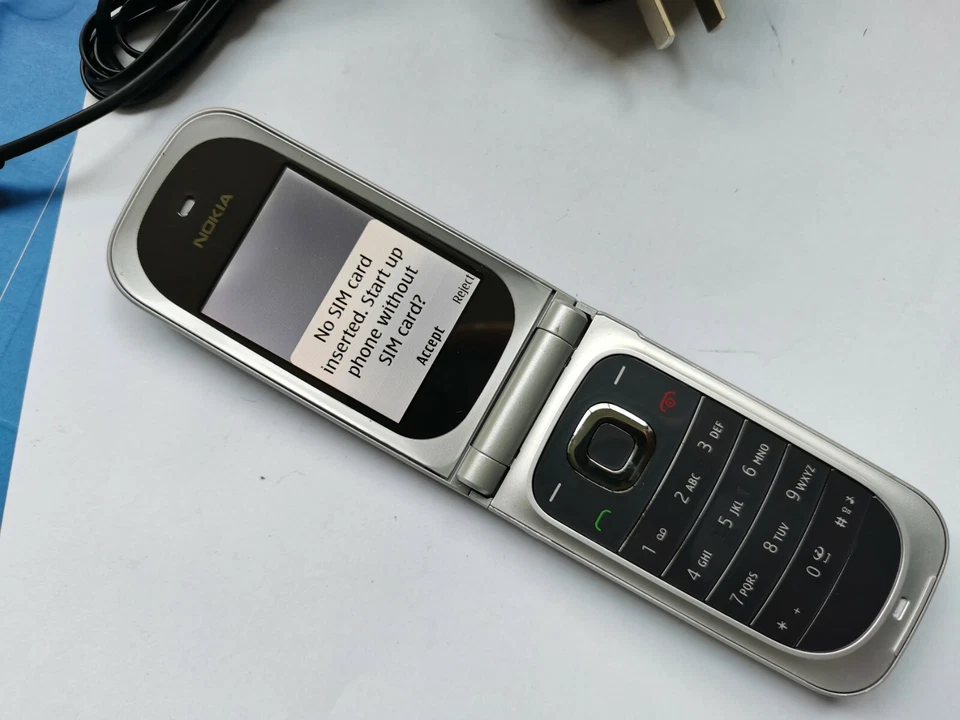 Nokia 7020 - Graphite (Unlocked) Cellular Phone - Image 4 of 4