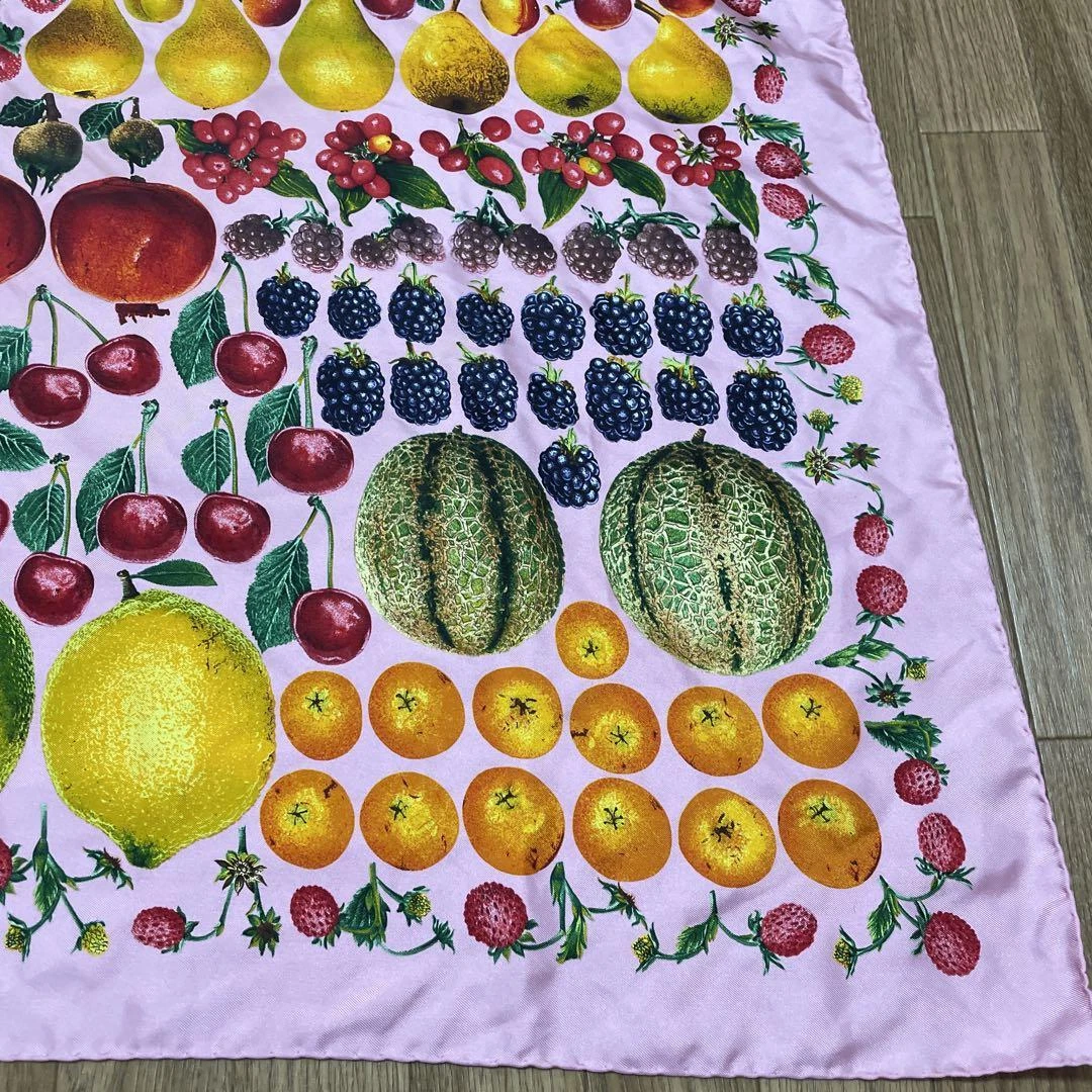 Foulard Gucci motif fruits Italie 86 x 86 cm soie 100% made in Italy