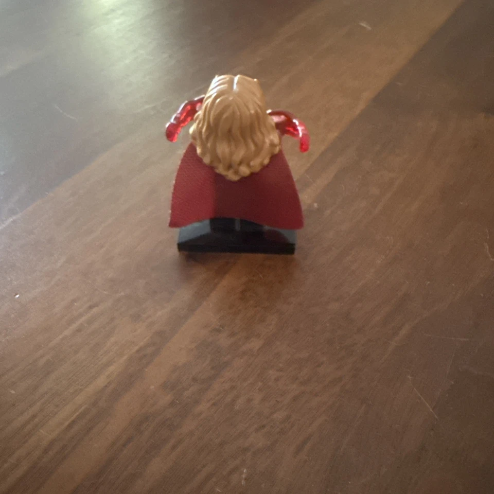 Lego mini figura série Marvel Studios A Feiticeira Escarlate - Imagem 2 de 2