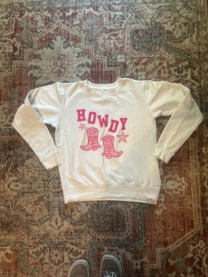 Pacific & Co Howdy Graphic Crewneck Sweater - Pink on white Small