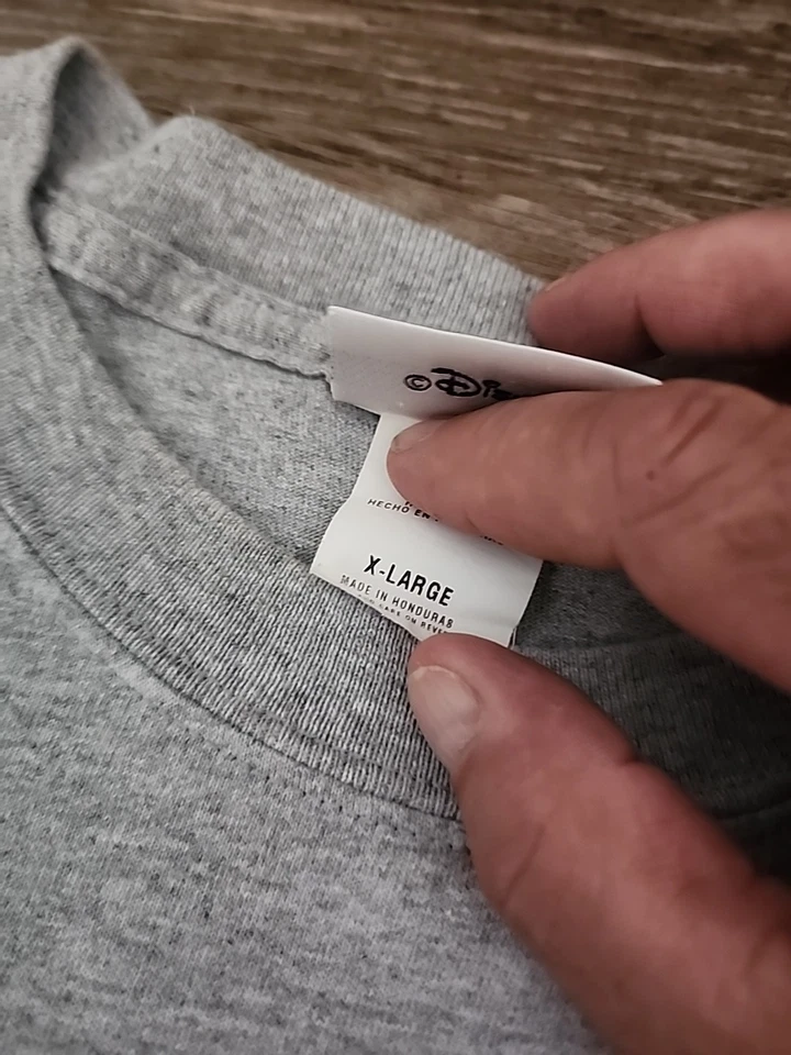 Camiseta De Colección Gris Disney World XL Mickey’s Muy Feliz Navidad Fiesta  Foto 4 de 4