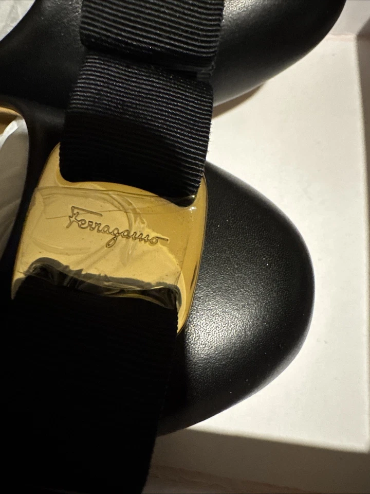 $875 Salvatore Ferragamo Vara Bow Pump Cuero Negro/Dorado Nuevo en Caja 7 Foto 3 de 4