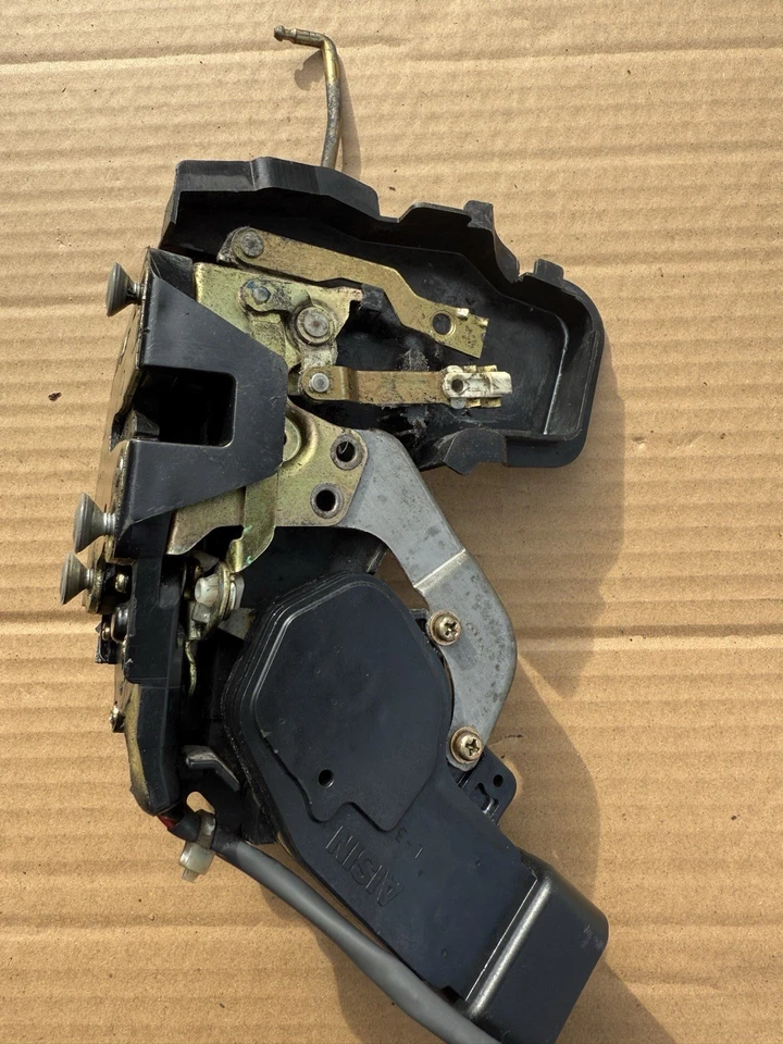 Actuador de cierre de puerta delantero izquierdo Toyota Camry 1997 a 2001 usado OEM Foto 3 de 4