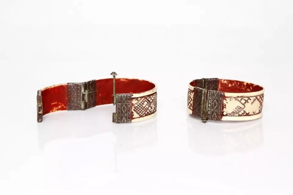 Antiguo par de brazaletes de plata tallados a mano Queen Foto 4 de 4