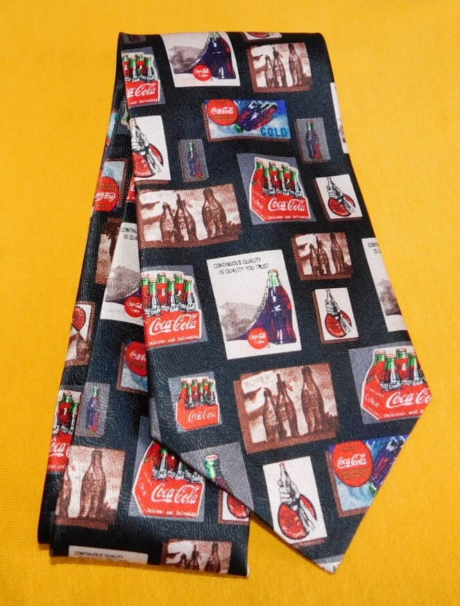 COCA COLA BLACK/RED/WHITE BOTTLE MOTIF ALL POLYESTER TIE - TIES - DESIGNER TIES. Foto 3 de 4