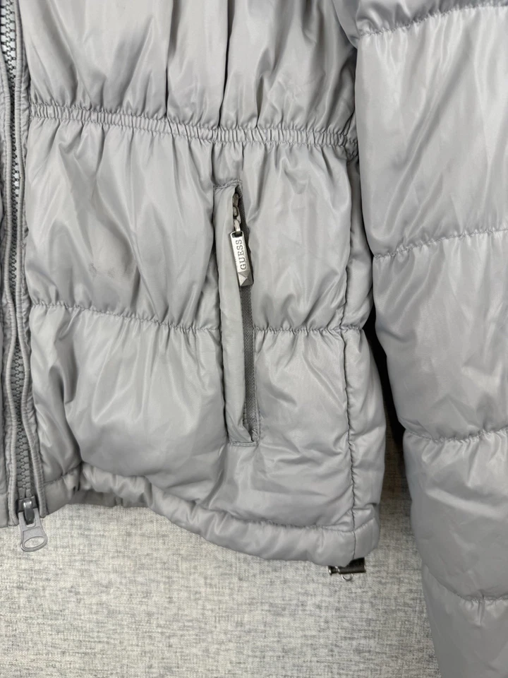 Chaqueta Abrigo GUESS Gris Metálico Relleno de Plumón con Capucha Talla Pequeña En muy buena condición Y2K - Imagen 3 de 4