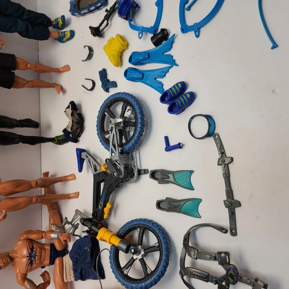 Max Steel 12” Lot of 6 Figures Weapons surfboard Accessories Bicycle etc - Image 4 of 4