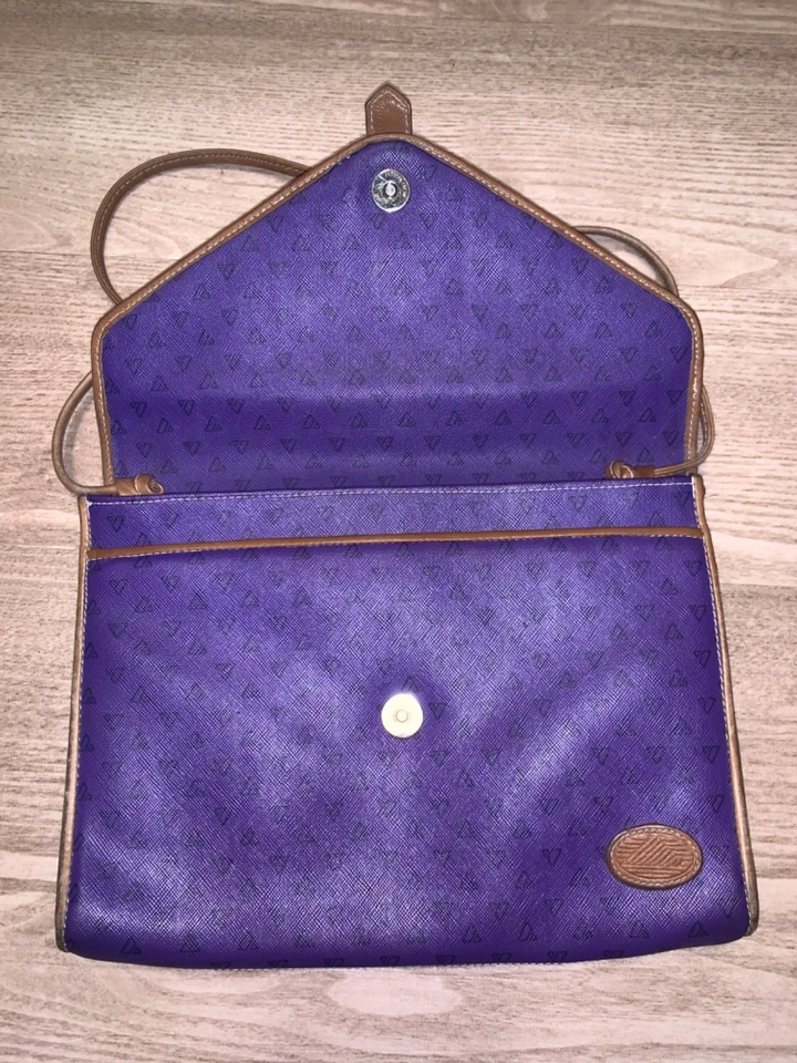 Cartera bandolera vintage 1985 Liz Claiborne púrpura estampado geométrico ribete de cuero Foto 3 de 4