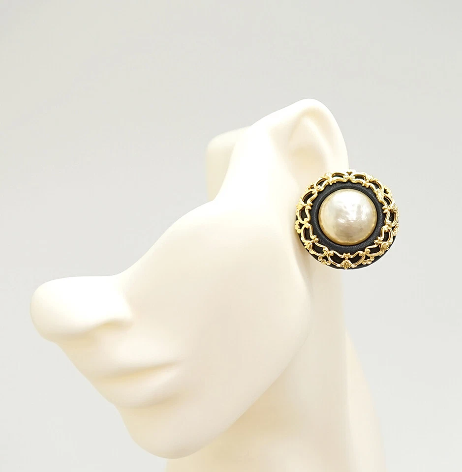 CHANEL Leather Filigree Large Round Clips Earrings Gold Tone 26 Auth w/Box u1058 Foto 2 de 4
