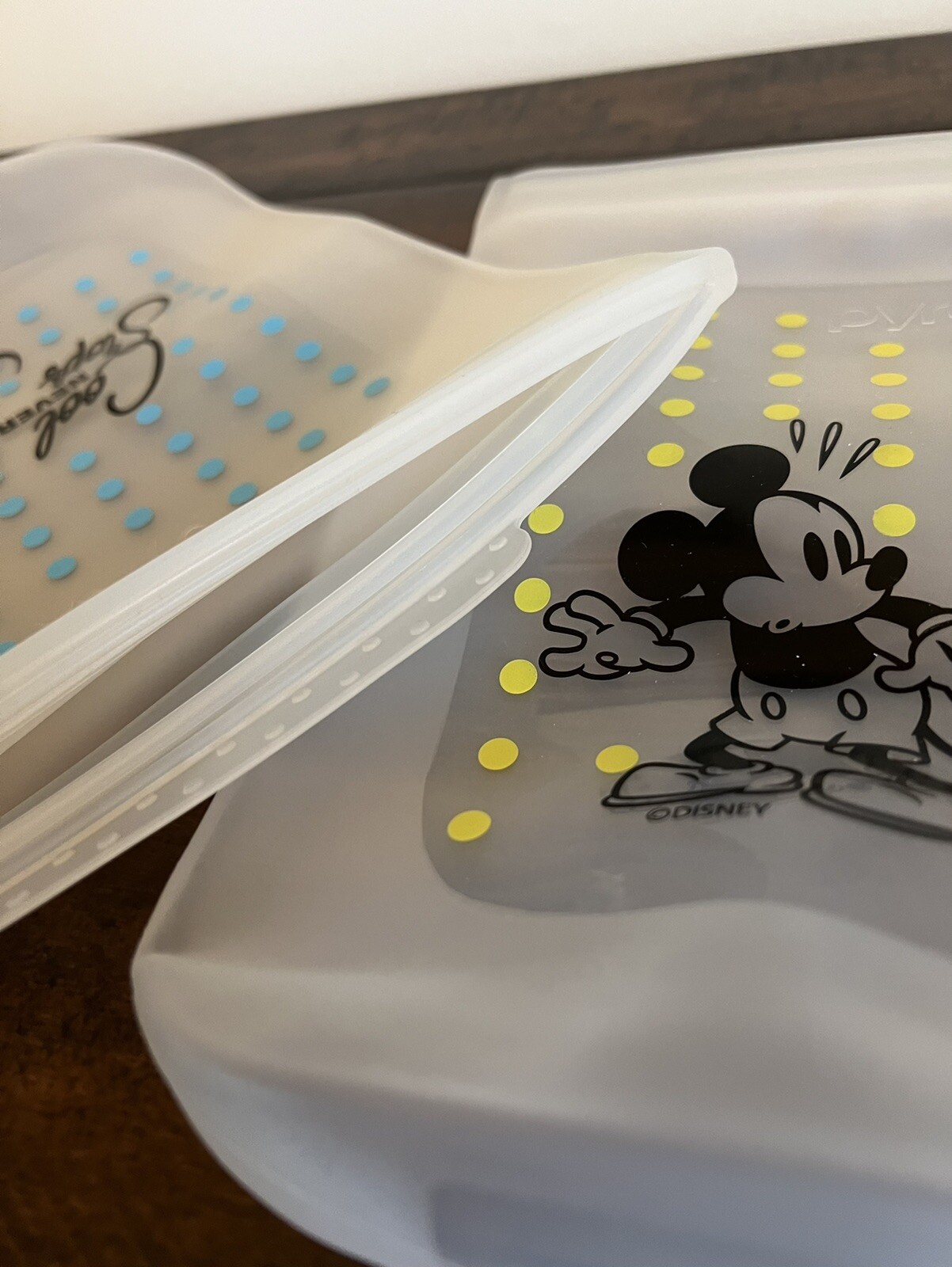 Pyrex&reg; Mickey Mouse Disney - 4-piece Silicone Lunch Snack Bag Set - New in Box