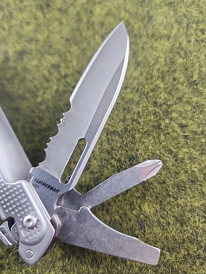 Leatherman FREE P2 Multi Tool  Magnetic Locking Excellent Condition + FREE POST - image 2 of 4