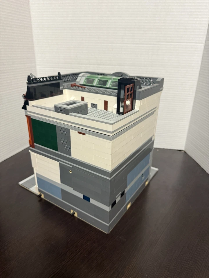 LEGO 10251 Brick Bank 100% Complete with Instructions, 5 Minifigures, No Box - Image 2 of 4