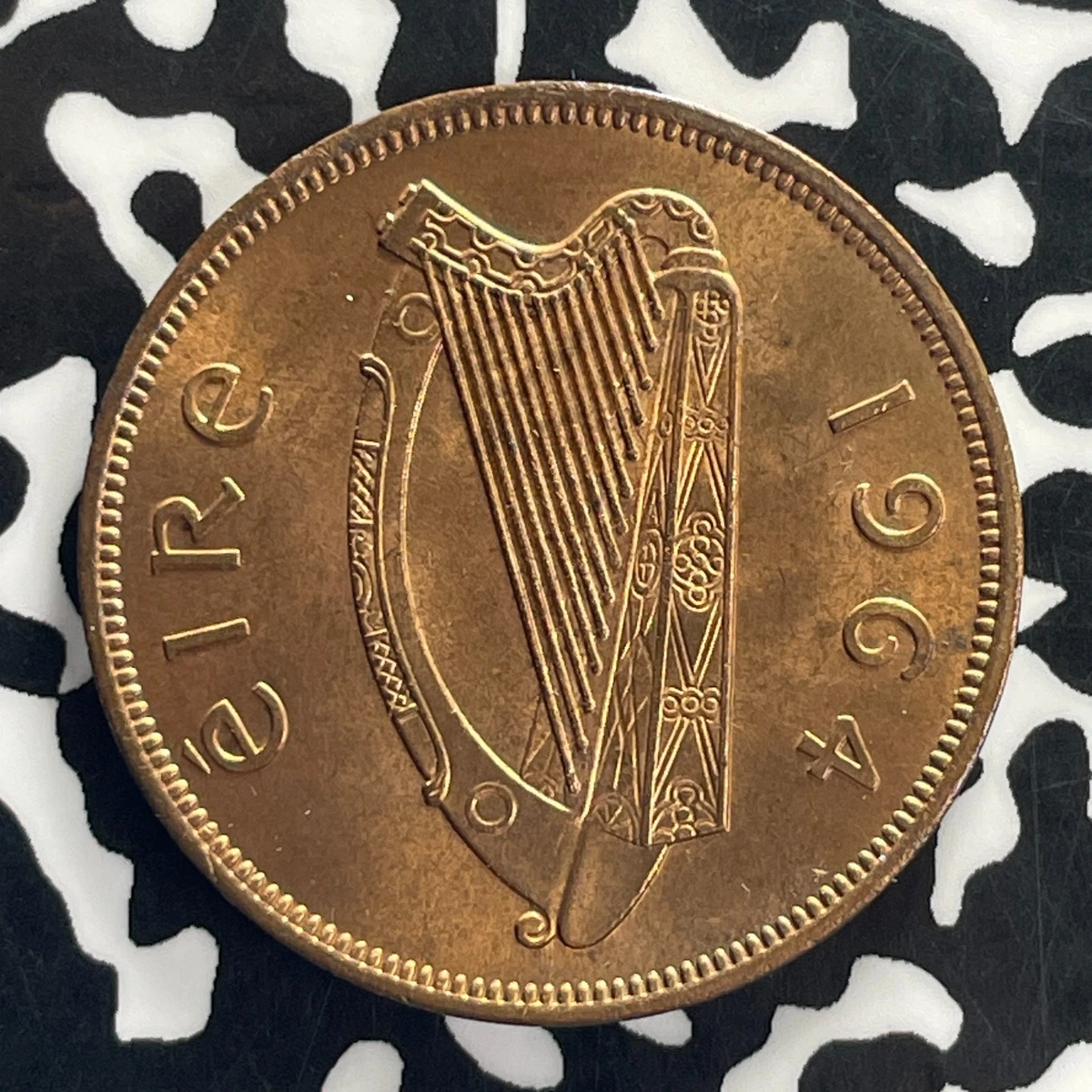Vintage Irish Golden 1964 Leat Coroin Coin Gold Metal Belt 1964 Sovereign | Historic British Gold Coin main image 3