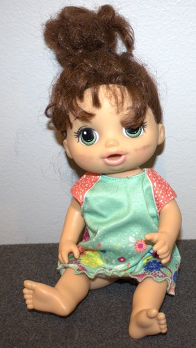 Baby Alive Potty Dance bambola capelli castani parlanti con vestito usata bene VEDI FOTO