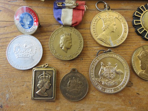 OLD AUSTRALIAN ROYALTY MEDALS BADGES JUBILEE VISIT ETC QUEEN ELIZABETH 2 - Picture 3 of 7