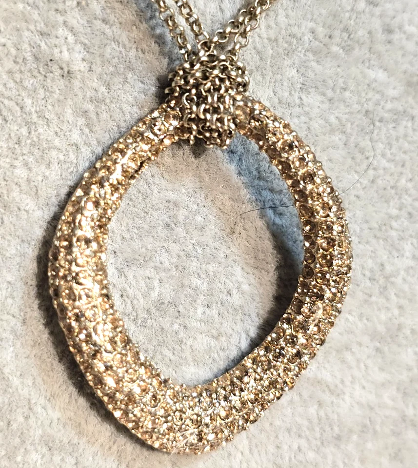 Colar de corrente dupla tom dourado Kenneth Cole com pingente abstrato de pavê de champanhe - Imagem 2 de 4