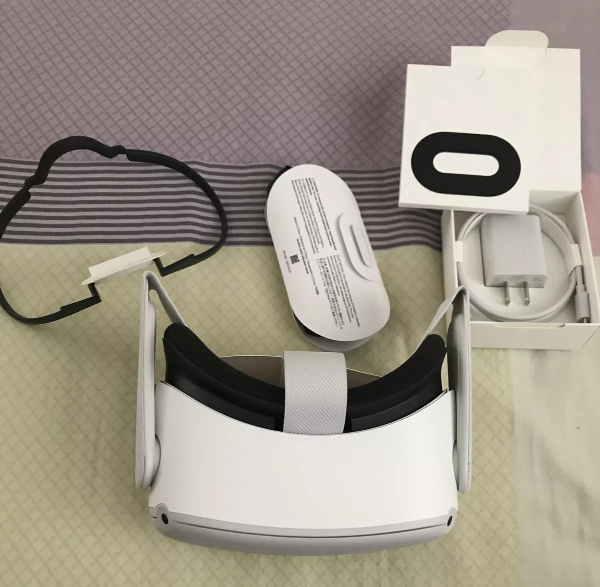 Oculus Quest 2 GB All in one VR Headset   White Headset ONLY No