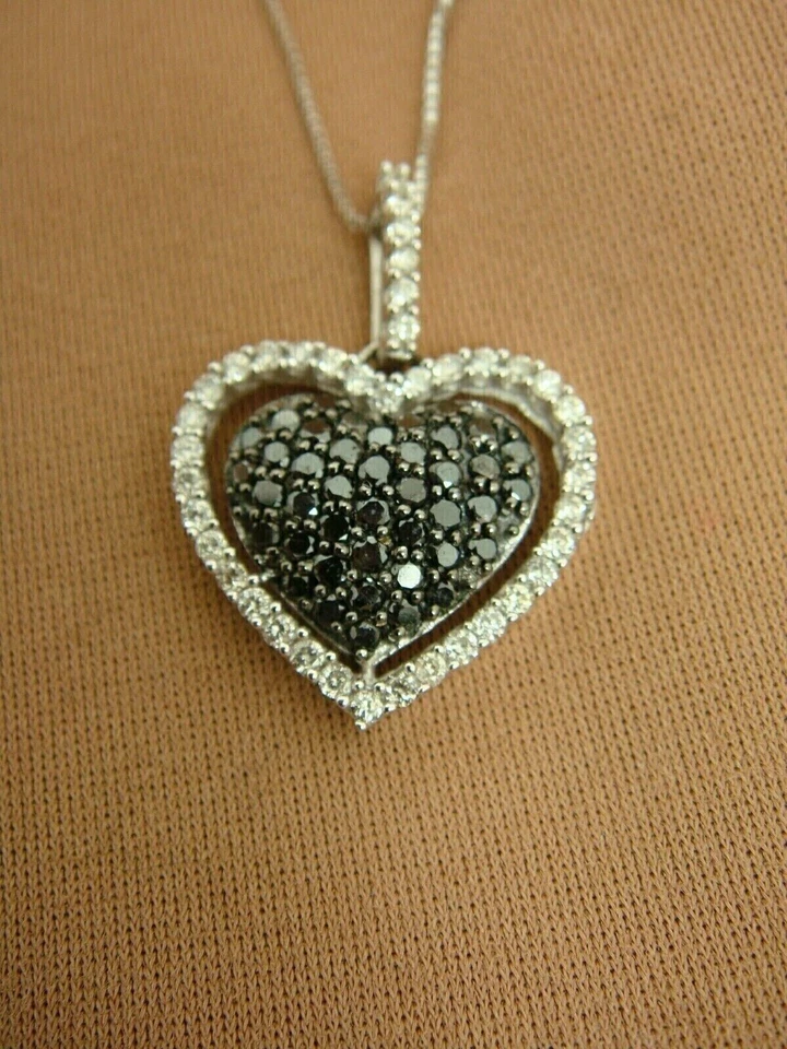 Colgante de doble corazón de espinela negra redondo creado en laboratorio de 2 quilates enchapado en oro blanco de 14 k Foto 2 de 4