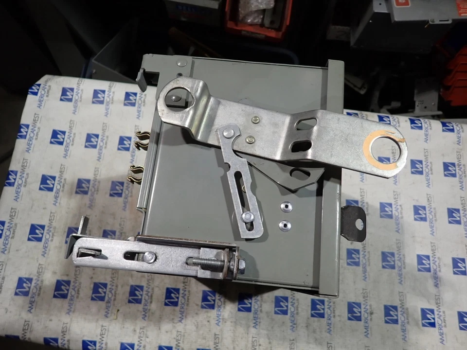 Enchufe de bus cuadrado D PFA32030GN 3 fases 4W 30 amp 240v interruptor estilo busway interruptor Foto 3 de 4