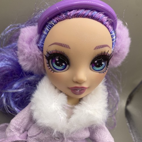 Muñeca Rainbow High Derecha Violeta Sauce Vacaciones de Invierno - Usada en Excelente Condición - Imagen 2 de 6