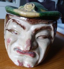 POT A TABAC en céramique barbotine  "   Louis XI  "