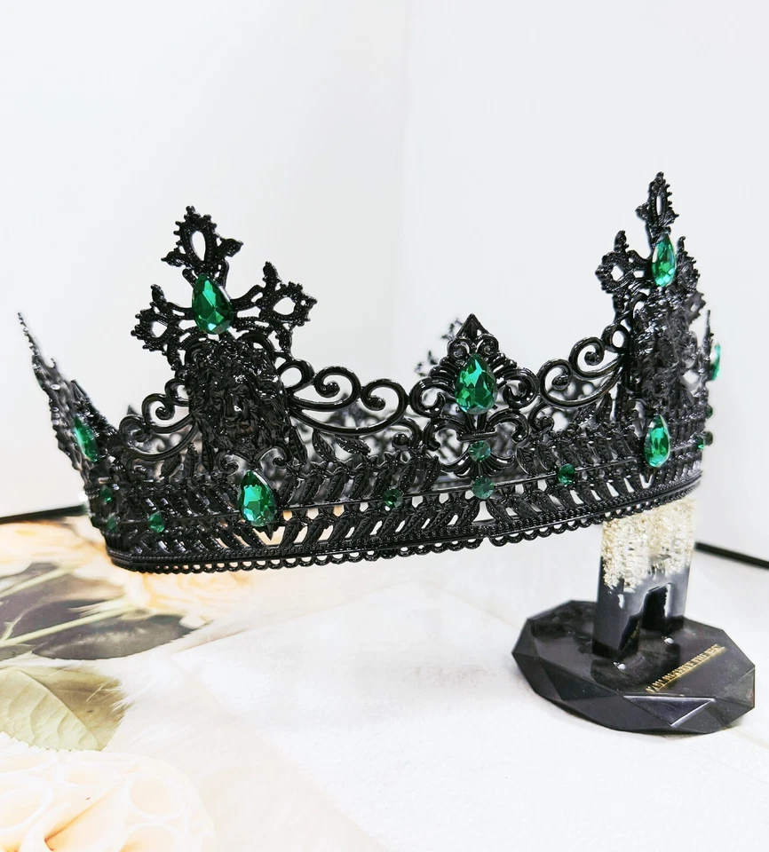 Tocado Señor Oscuro, Corona Monarca, Corona Renacentista, Corona Negra, Piedra Verde Foto 2 de 4