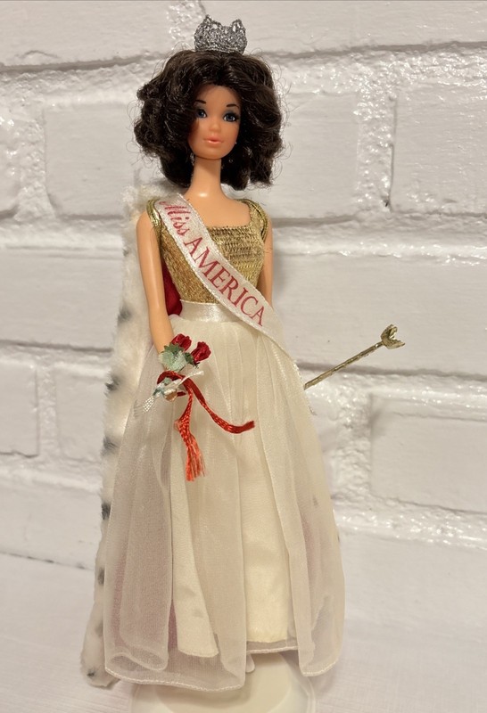 VTG 1972 Miss America Walk Lively Barbie Doll w Accessories GVC