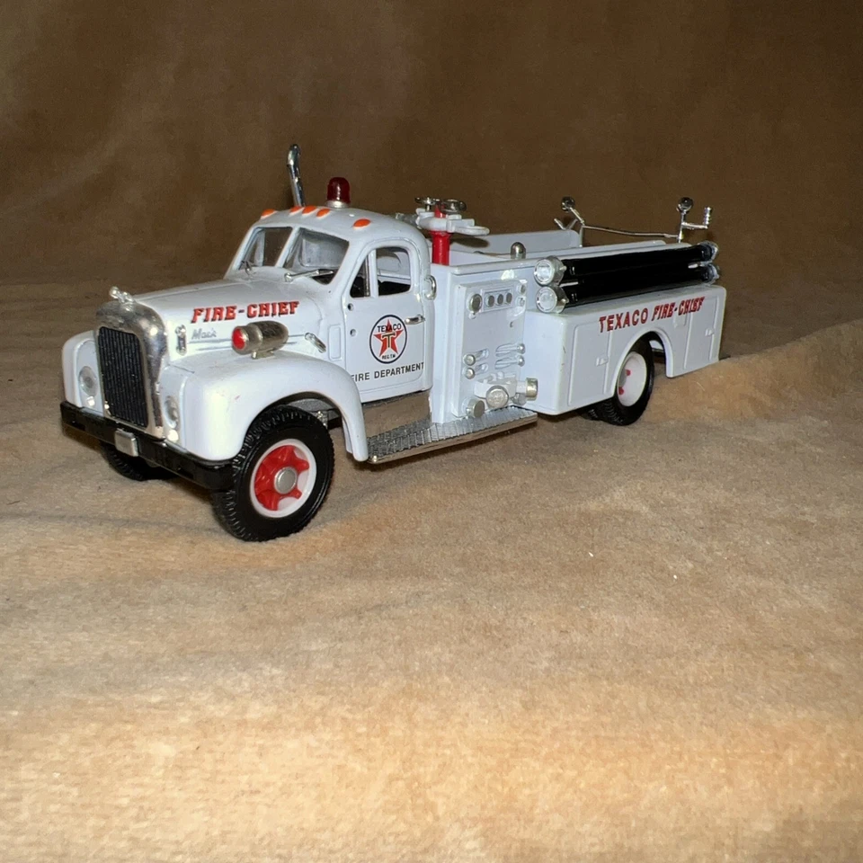 CORGI CLASSICS #52307 Mack B series Pumper Texaco Fire Collectibles No Box - Image 2 of 4