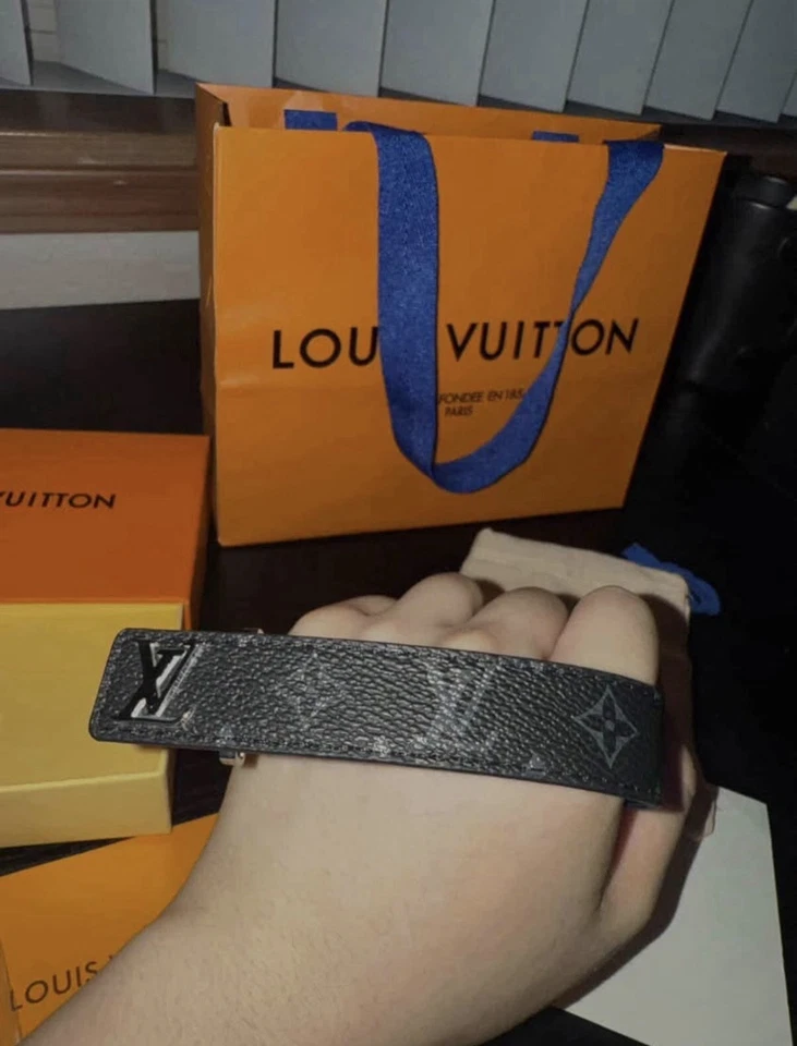 Pulsera Louis Vuitton Monograma Mujer y Hombre Cuero Negro Recién Usada Foto 3 de 3