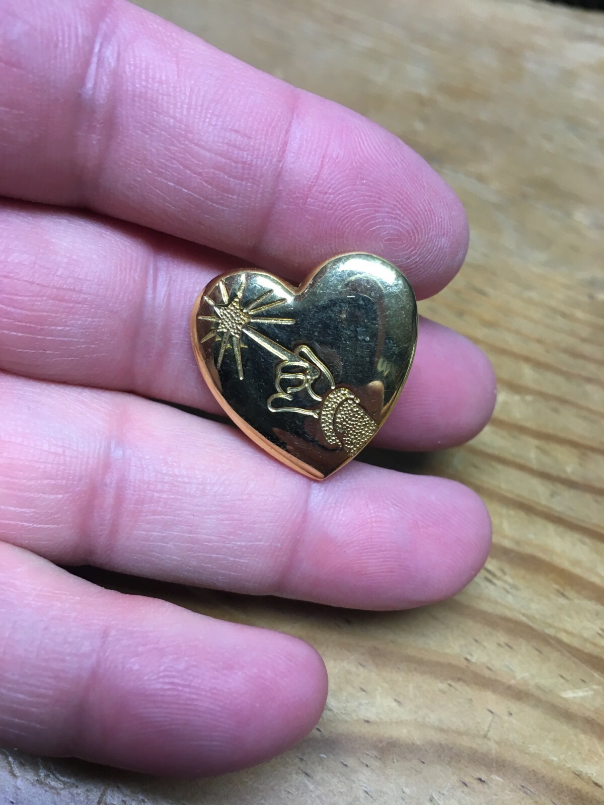 DISNEY PIN -  Disney Wizard Gold Heart