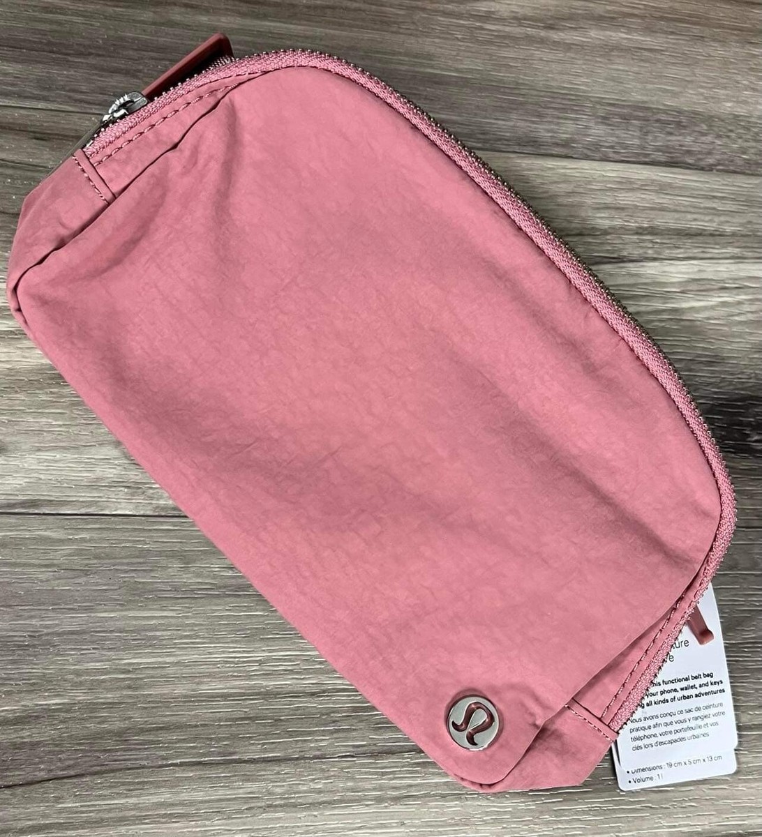 カナダ購入Disney xルルレモンEverywhere Belt Bagピンク NWT Disney x lululemon Everywhere Belt Bag - Mickey and Logo