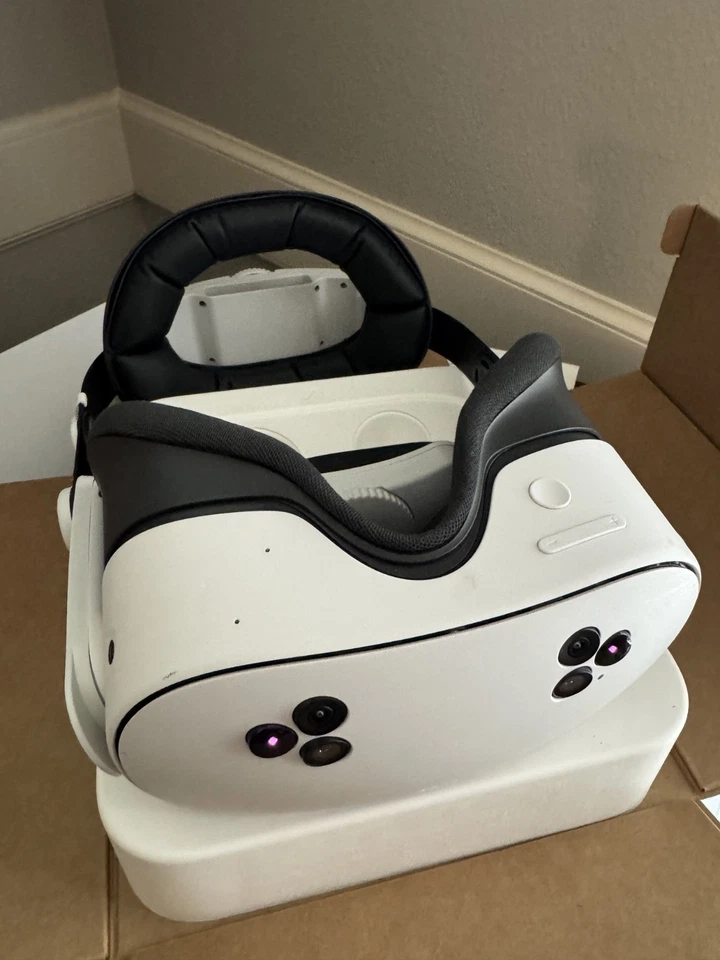 Meta Quest 3S 128GB All-in-One VR Headset, Controller and Adjustable Head Gear - Image 2 of 4