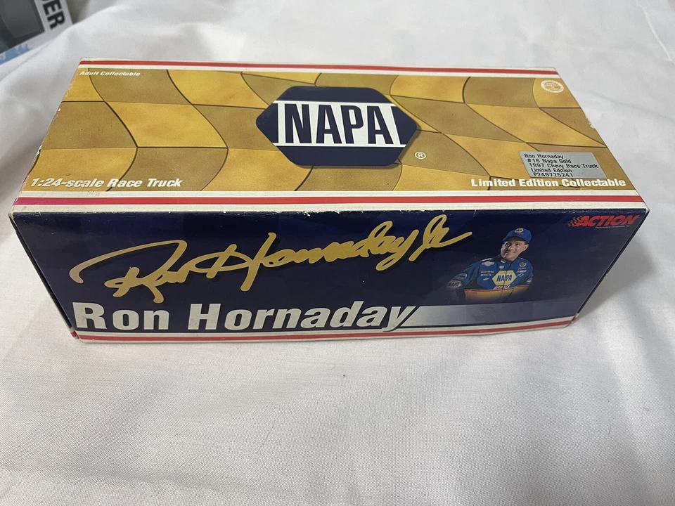 Action Ron Hornady No16 Napa Gold 1997 Chevy Race Truck - литой РЕДКИЙ 1:24 - Изображение 2 из 4