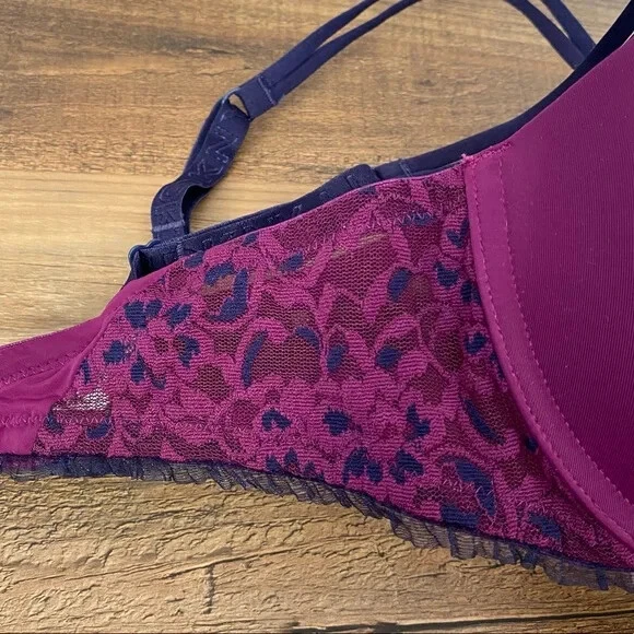 Sujetador DKNY Lace Perfect Lift Demi acolchado 32D morado baya con encaje negro Foto 3 de 4