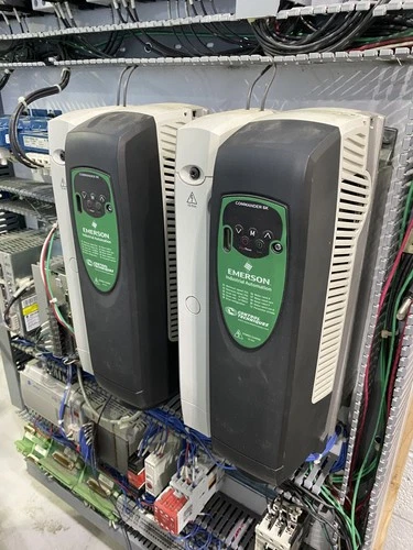 Emerson SP2202 O/P 0-240V Unidrive SP ~ 50-60Hz ~ 3 Ph ~ 18.2A ~ Complete Unit