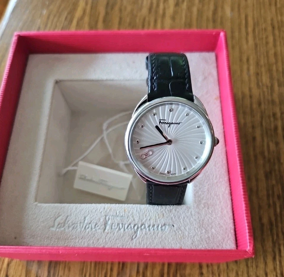 Reloj Ferragamo Mujer Cuir Croc Correa Cuero Negro Repujado, 34mm Foto 2 de 4