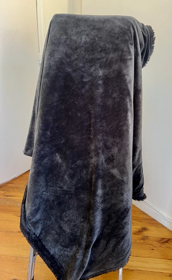 West Elm Faux Fur Chinchilla Throw in Dark Gray / Black / 47 x 60 in - Image 4 of 4