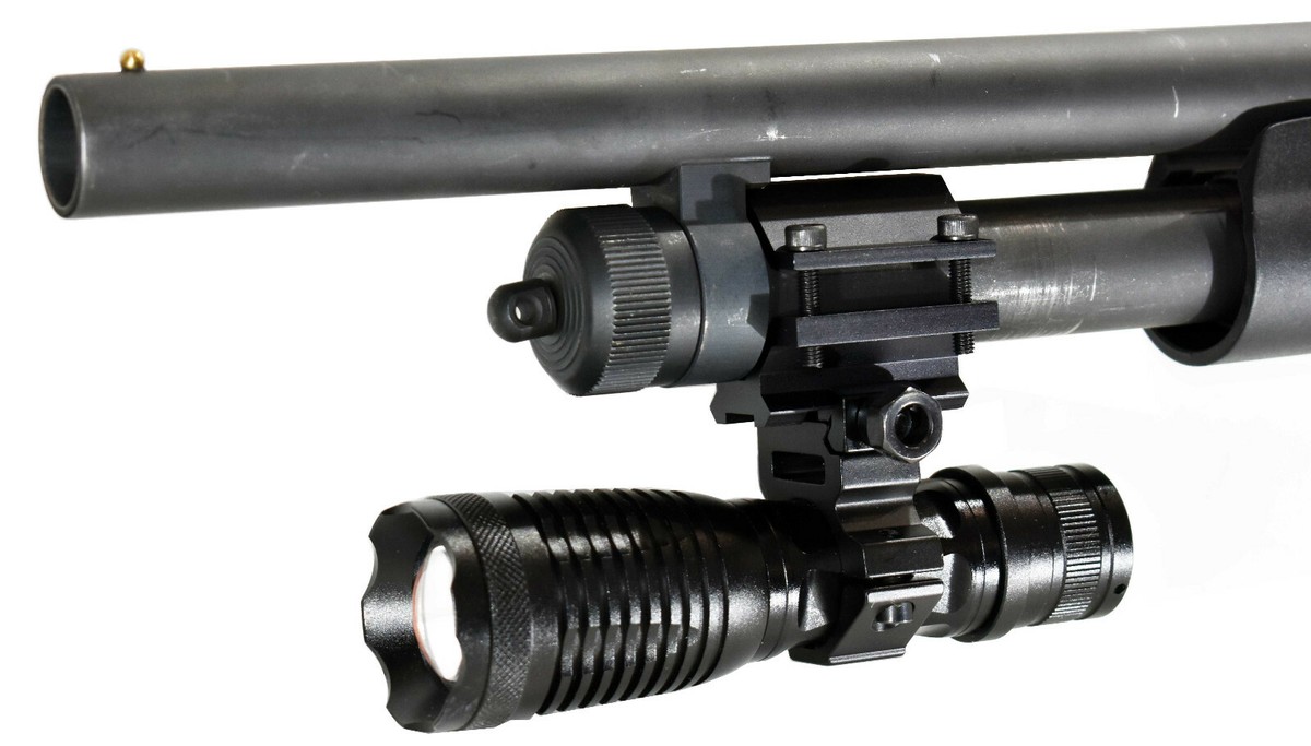 Mossberg 500 maverick 88 12 ga pump barrel mount 1500 lumen