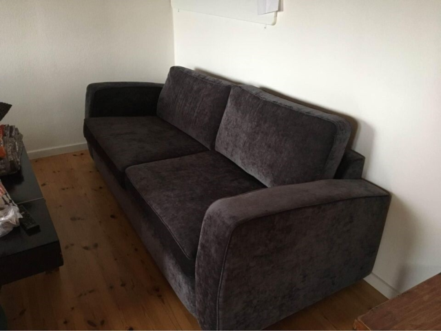 Sofa, 2 pers., Bred 2 personers sofa i god stand…