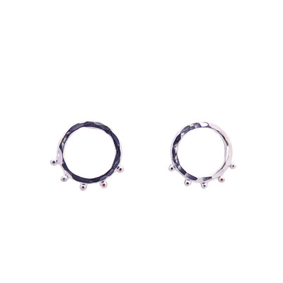 Gehämmerte Kreis-Ohrstecker Silber   Handarbeit & Glitzereffekt, Einzelstück!
