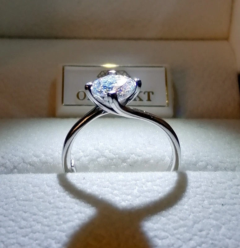 Anello Fidanzamento In Oro Bianco 18kt Con Diamante Solitario 0,05 Ct – VS1, Colore G