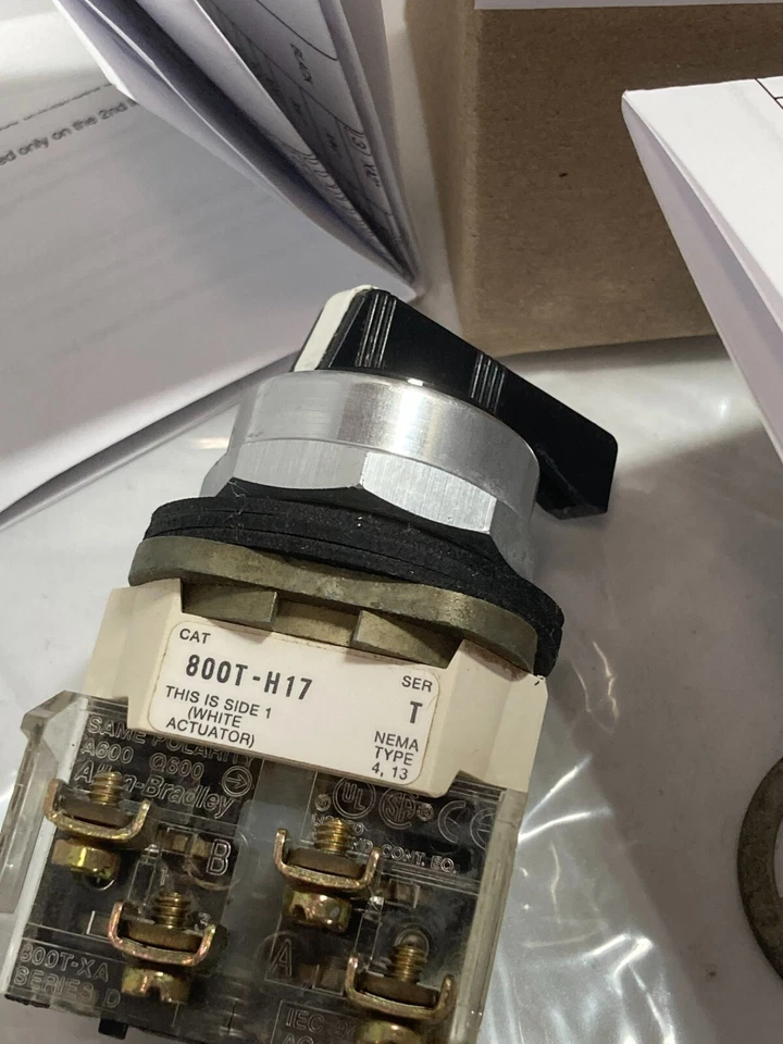 ALLEN BRADLEY 800T-H17A SELECTOR SWITCH 2-POS. MAIN. BLACK KNOB LEVER 1NO/ SER T - Image 2 of 4