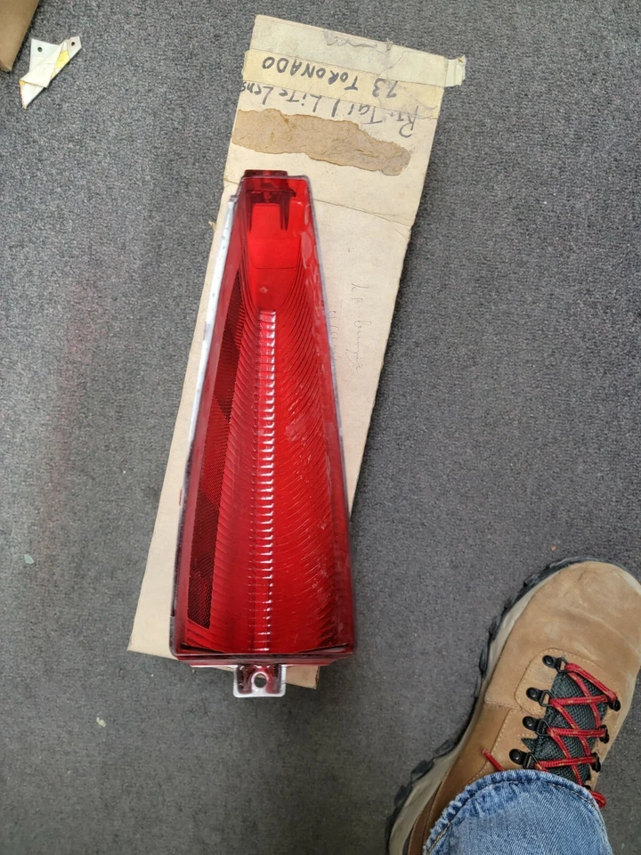 Lente de lámpara trasera derecha Oldsmobile Toronado Rh 1973-1974 NOS 5965888 Foto 3 de 4