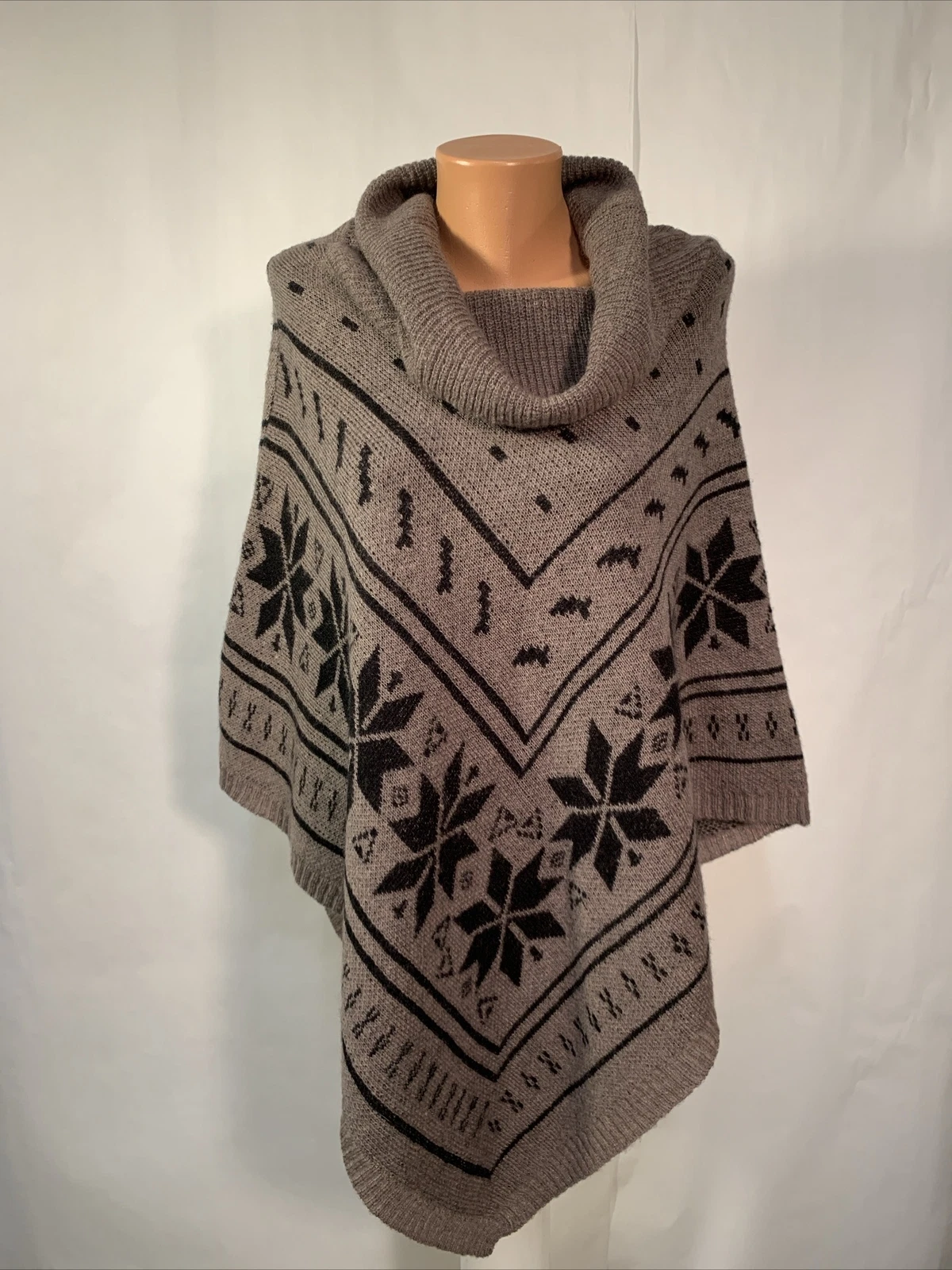 Romeo And Juliet Couture womens medium Poncho Sweater Cowl Neck