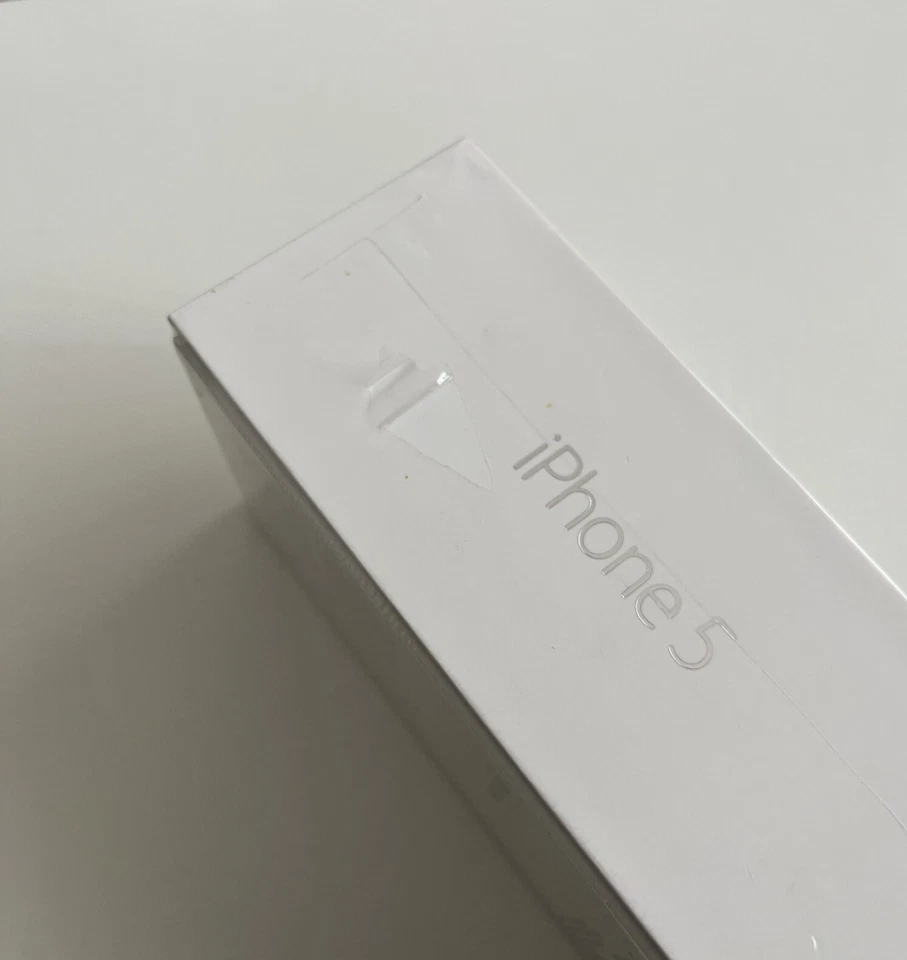 New Sealed Old Stock Apple iPhone 16gb 5th Generation White Rare iOS 6 - Image 3 of 4