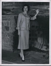 1955 Press Photo Norma Payne Models A Suit In A New Blend Of Cotton And Ramie